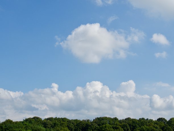 韩国的山、云、蓝天、清州城图片下载