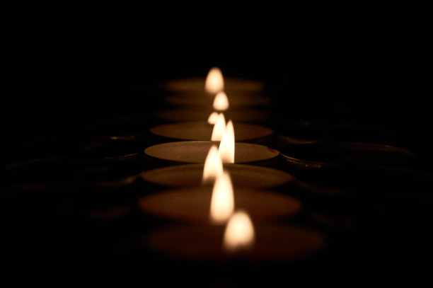 一排小蜡烛被他们的火焰点燃图片下载