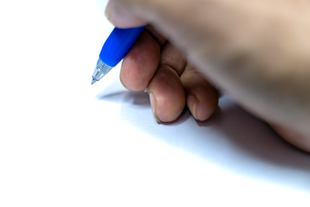 用钢笔写字的手的特写图片下载