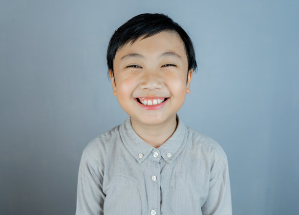 肖像小男孩微笑为快乐时光的概念图片下载