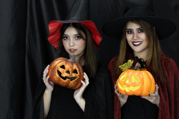 万圣节服装青少年，年轻的成年女孩在派对图片下载