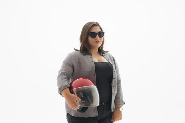年轻貌美的超重女人拿着头盔图片下载