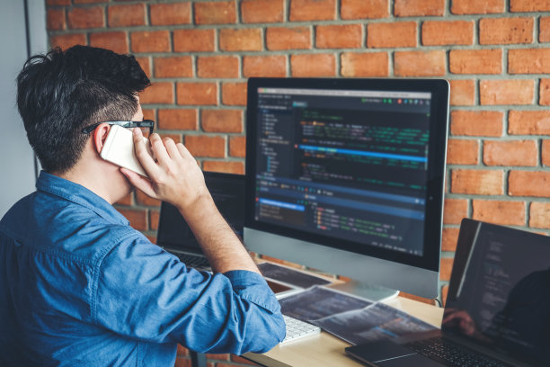 开发程序员开发网站设计和编码技术在软件公司办公室工作图片下载