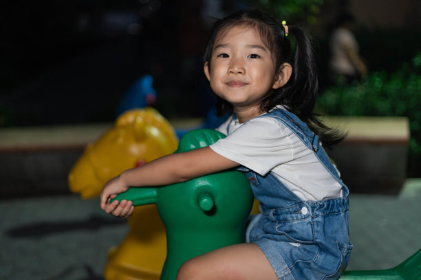 可爱的女孩玩木马玩具图片下载