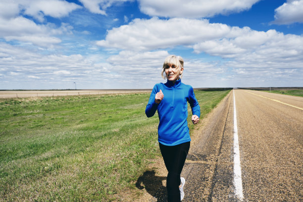 老年女子慢跑，蒙大拿州，美国图片下载