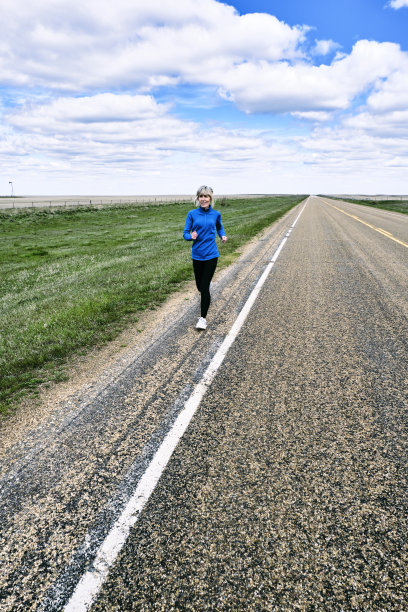 老年女子慢跑，蒙大拿州，美国图片下载