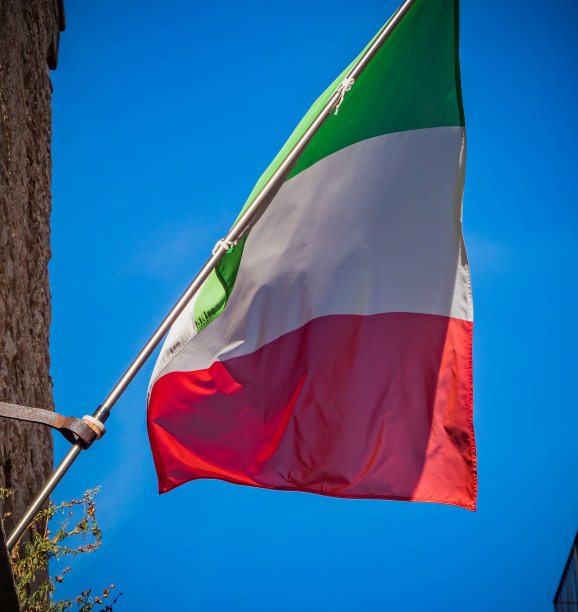 西西里岛的红、白、绿旗帜在阳光明媚的日子里轻轻飘扬图片下载