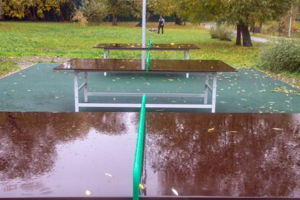 潮湿的乒乓球桌在雨中反射图片下载