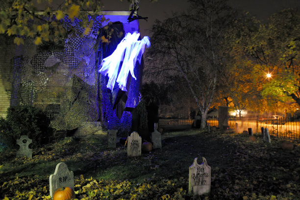 万圣节之夜，鬼魂挂在房梁上图片下载