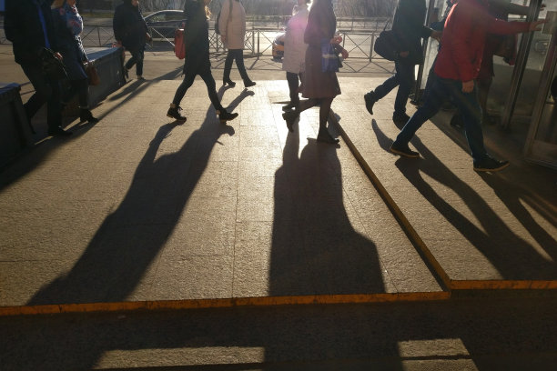 人们忙着自己的事情。俄罗斯人急于工作。俄罗斯莫斯科街头的虚荣心。图片下载