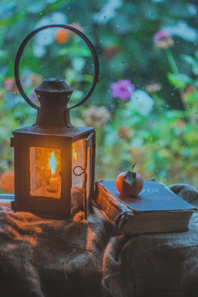 复古风格的静物画。Rerto灯。秋天的心情图片下载