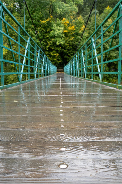 吊桥从底部看。木制和金属图片下载