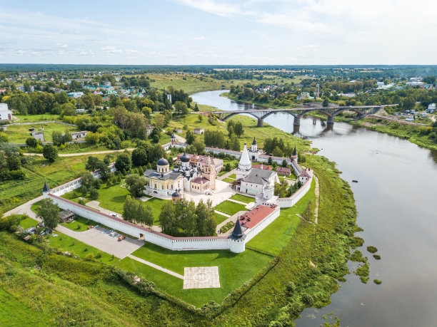 伏尔加河上Staritsa市的正统男性修道院图片下载