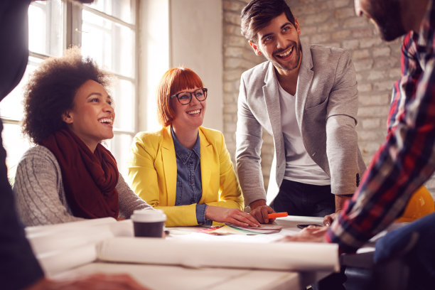 一群商人和女商人团队竖起大拇指表示商业合作的成功图片下载