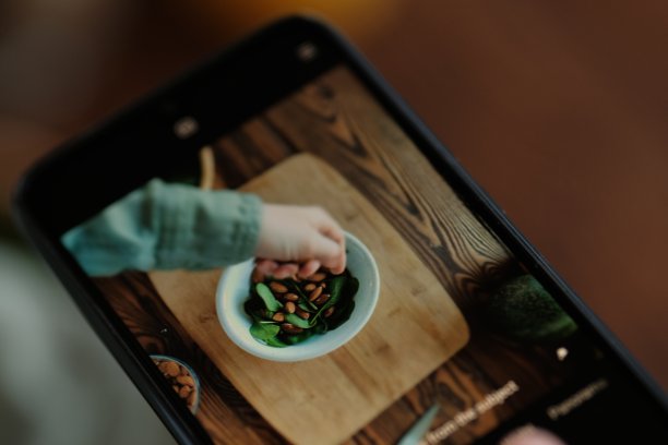女孩准备了一顿健康的早餐图片下载
