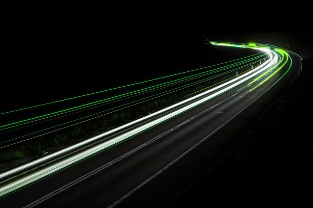 夜晚的车灯图片下载