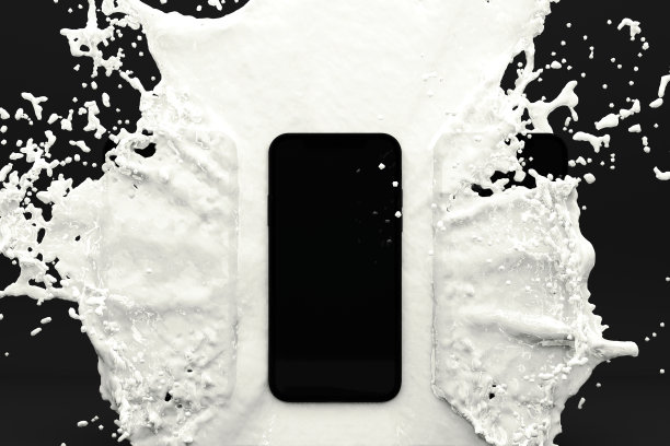 在灰色背景上，智能手机溅到牛奶中的3D渲染图像图片下载