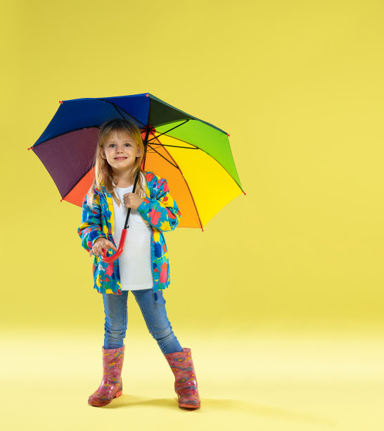 一个穿着雨衣的漂亮时尚女孩的全身肖像图片下载