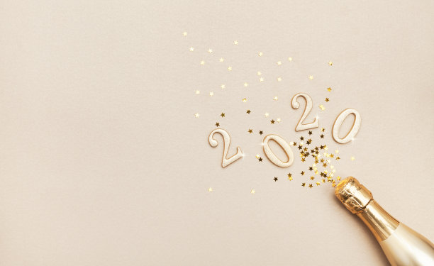 创意圣诞和新年的组成与金色香槟瓶，五彩星星和2020数字。平的。素材图片