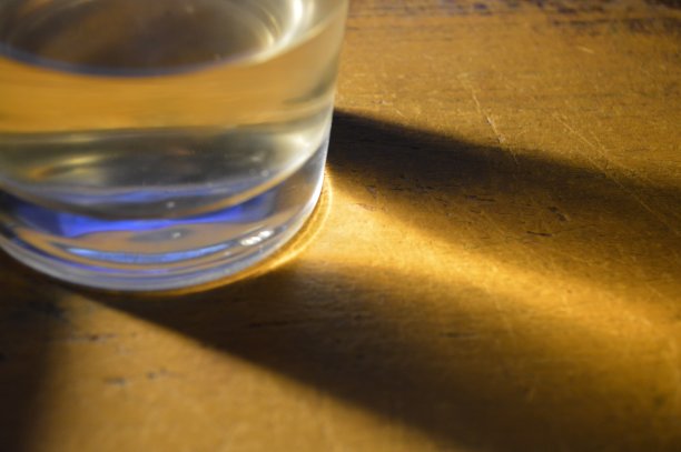 灯光效果的玻璃产品在一个棕色的桌子上图片下载