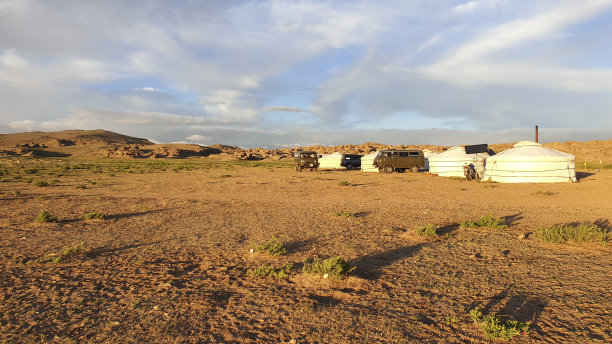 蒙古戈壁沙漠上的蒙古包和一辆俄罗斯货车图片下载