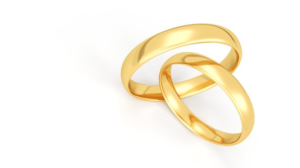 金色的婚戒孤立在白色的背景上。图片下载