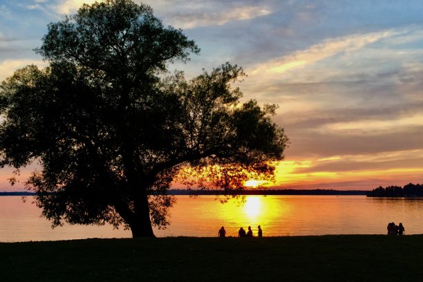 卡梅隆湖上的日落图片下载