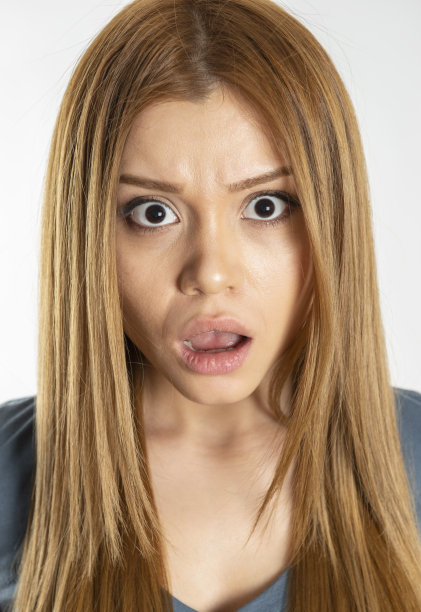 震惊的年轻女子图片下载