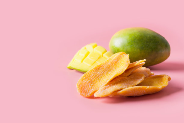 脱水和干芒果片上的粉红色。关闭了。图片下载