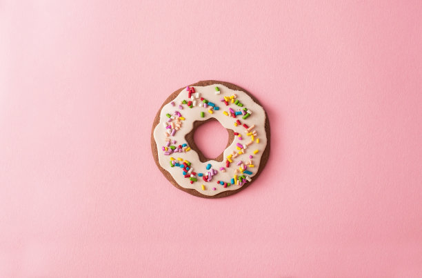 粉色背景上的甜甜圈图片下载