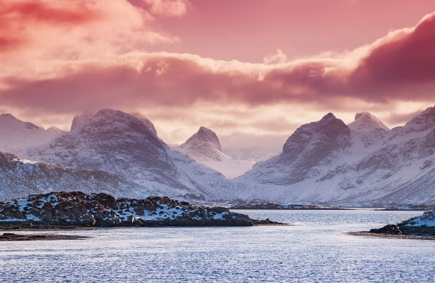 靠近海洋的山脊。挪威美丽的自然景观。山峰上有高高的岩石和白云。挪威旅游-图片图片下载