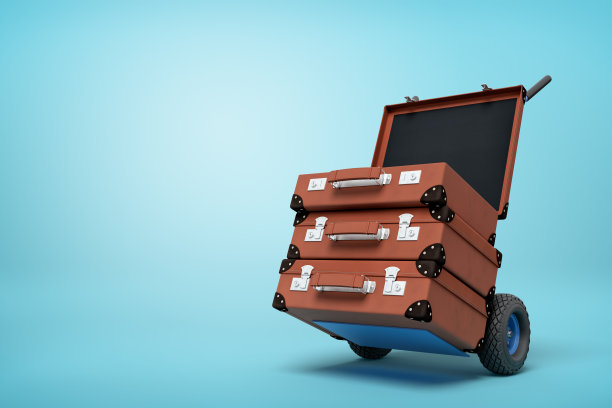 蓝色手卡车的3d渲染与三个棕色行李箱在顶部的浅蓝色背景与复制空间。图片下载