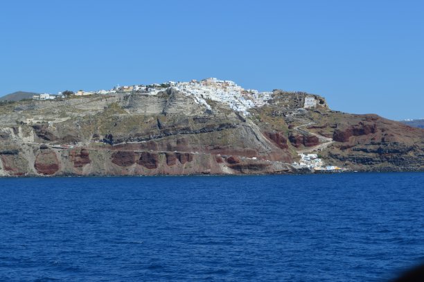 红色的石山和蓝色的海景。希腊图片下载