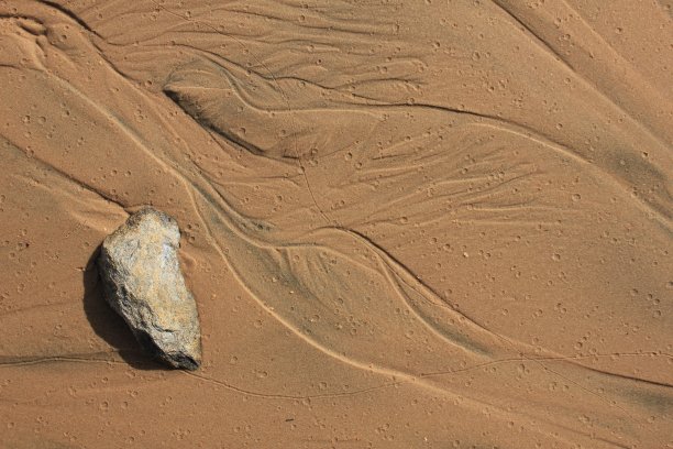 石头和细沙上的线条，被雨水塑造。图片下载