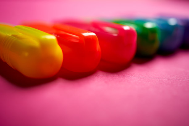 近距离彩色标记强烈模糊的粉红色背景图片下载