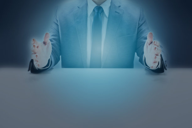 商人的双手在桌子上打开图片下载