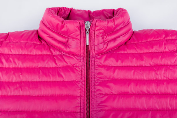 近距离的女性运动粉红色夹克上的白色背景图片下载
