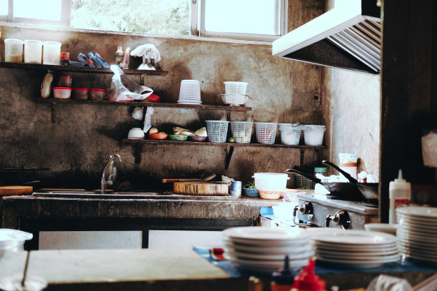 亚洲厨房内部的调味酱、香料、蔬菜图片下载