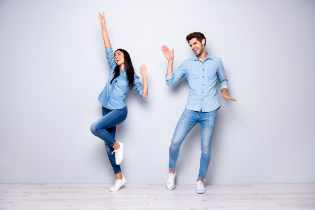 全长照片的男人和女士在迪斯科派对，使现代青年运动穿休闲牛仔裤衣服孤立的灰色背景图片下载