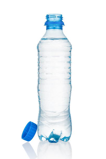 白色背景上孤立的塑料水瓶图片下载