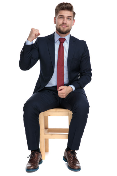 骄傲的年轻商人在白色背景下庆祝胜利图片下载