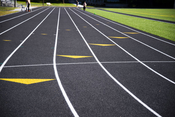 跑步机环绕体育场进行训练和比赛图片下载