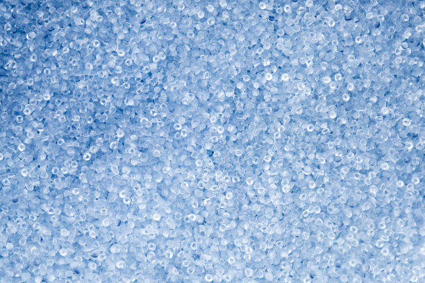 那堆浅蓝色的塑料小球。图片下载
