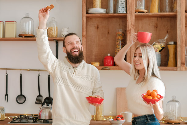 家庭休闲乐趣夫妇享受舞蹈厨房图片下载