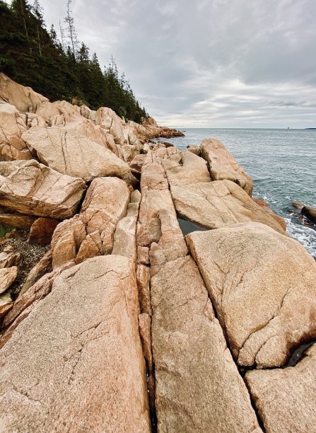 岩石缅因州的海岸线图片下载