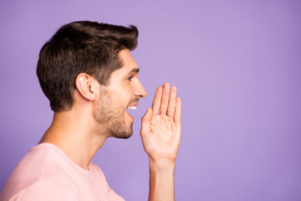 特写个人资料侧面的肖像，他的漂亮迷人，愉快，深色胡子的家伙穿着粉红色t恤说好消息孤立在紫色紫色淡紫色柔和的颜色背景图片下载