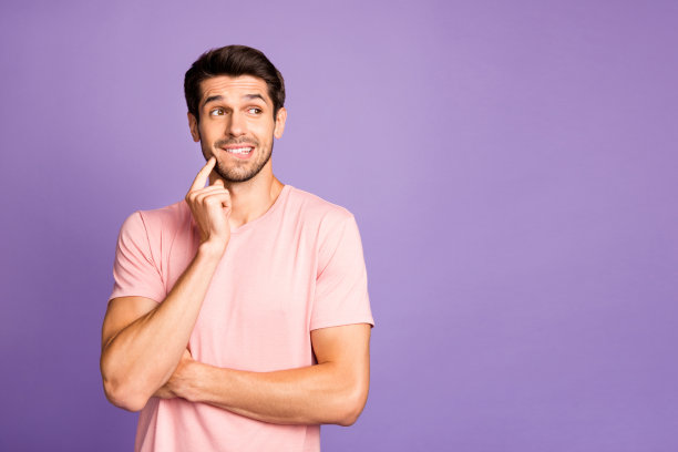 他的肖像，他漂亮迷人，有趣的思想，深色胡子的家伙穿着粉红色t恤创造新的想法解决方案孤立在紫色紫色淡紫色柔和的颜色背景图片下载