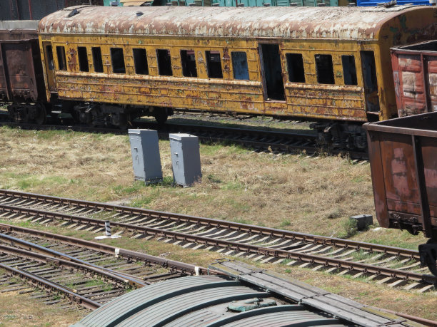 旧的、生锈的、黄色的铁路货车。废弃的火车车厢。图片下载