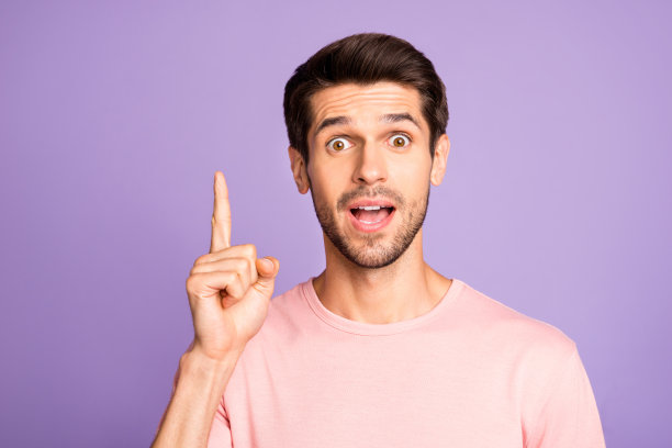 他的特写肖像，他很好，有吸引力，可爱的聪明的天才，开朗愉快的家伙穿着粉红色t恤显示食指像孤立的紫色，紫色，淡紫色，柔和的颜色背景图片下载