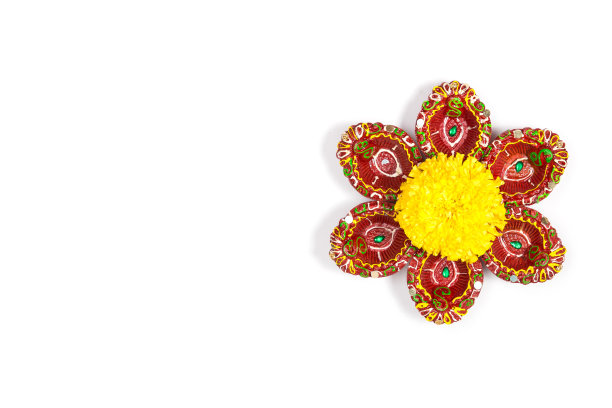 快乐的排灯节-粘土Diya灯点燃在排灯节，印度节日的灯庆祝。彩色的传统油灯在白色的背景上。为文本复制空间。图片下载